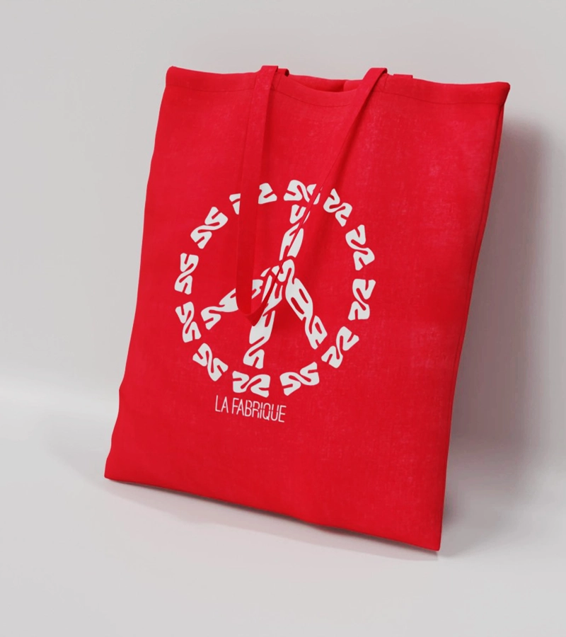 Sac en coton marqué de twists en forme de peace and love et du logo La Fabrique